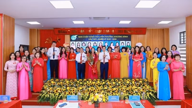 Các đồng chí lãnh đạo phường tặng hoa chúc mừng Ban Chấp hành Hội Liên hiệp phụ nữ phường Khương Đình nhiệm kỳ 2025-2030.