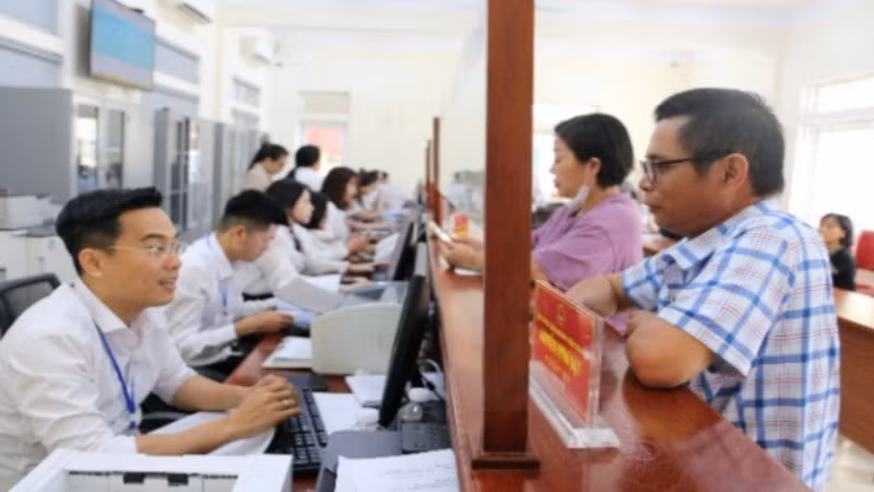 Người dân, doanh nghiệp đến giải quyết thủ tục hành chính tại Trung tâm phục vụ hành chính công phường Trường Vinh.