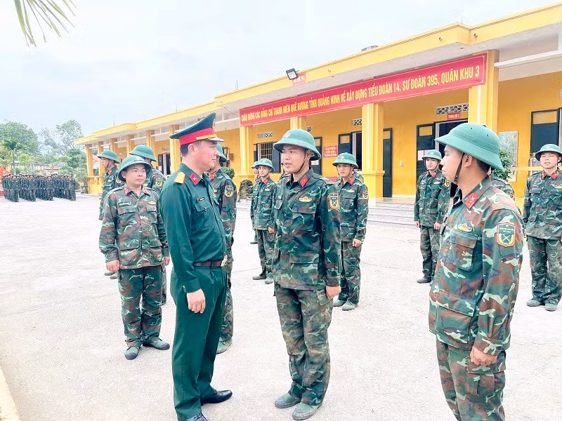 dong-chi-dai-ta-le-hong-thang-chinh-uy-su-doan-tham-dong-vien-chien-si-moi-tai-tieu-doan-14.jpg