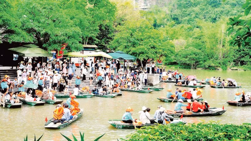 Du khách tham quan Tràng An (tỉnh Ninh Bình). (Ảnh: XUÂN LÂM)