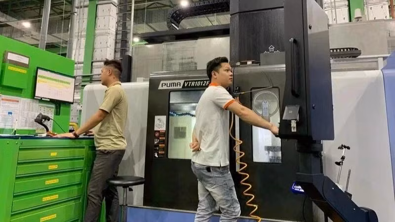 Hoạt động sản xuất của doanh nghiệp tại Khu công nghệ cao Hòa Lạc. (Ảnh: HÀ LINH)