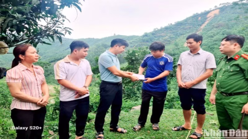 Chính quyền xã Đồng Tiến thăm hỏi, hỗ trợ gia đình có người bị lũ cuốn trôi. (Ảnh: CHÍ CƯỜNG)