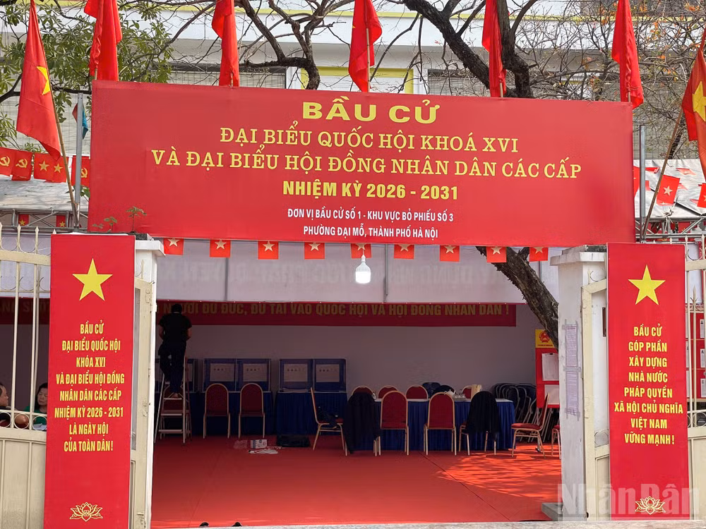 Cờ, pano, khẩu hiệu được trang hoàng tại các khu vực bỏ phiếu.