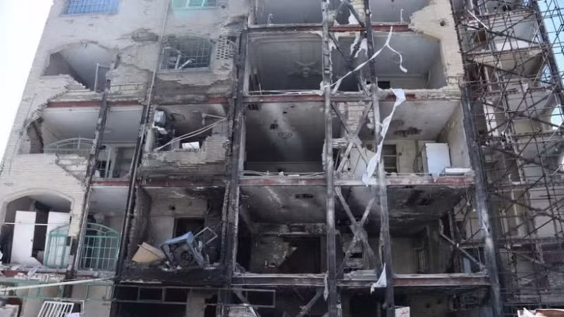 Tòa nhà bị phá hủy sau cuộc không kích của Mỹ và Israel tại Tehran, Iran. (Ảnh: THX/TTXVN)