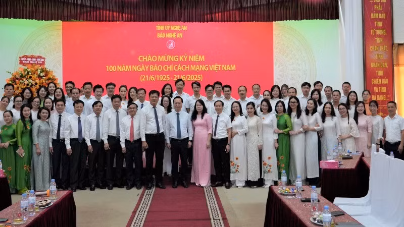 Đồng chí Nguyễn Đức Trung, Bí thư Tỉnh ủy Nghệ An cùng Đoàn công tác thăm, chúc mừng tập thể cán bộ, phóng viên Báo Nghệ An.