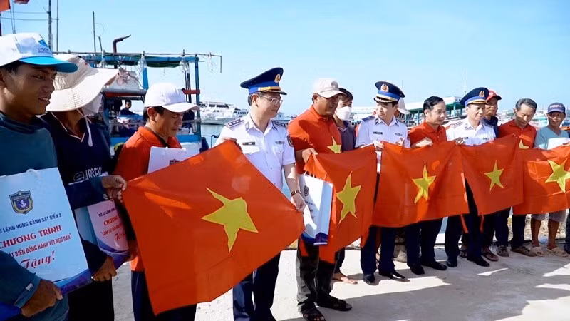 Bộ Tư lệnh Vùng Cảnh sát biển 2 kết hợp tuyên truyền pháp luật và tặng quà cho bà con ngư dân. (Ảnh: Vùng Cảnh sát biển 2)