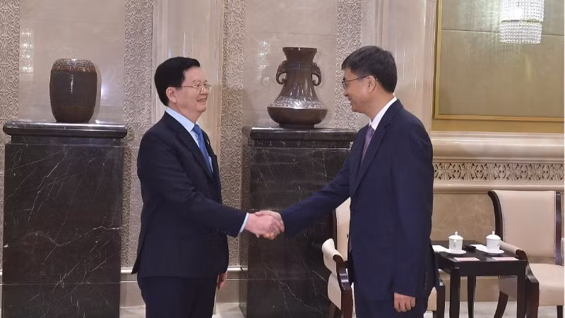 Phó Thủ tướng Mai Văn Chính và Bí thư Đảng ủy Khu tự trị dân tộc Choang Quảng Tây Trần Cương.