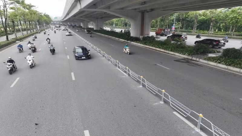Đường Phạm Văn Đồng đang được triển khai lắp đặt hàng rào liên kết để phân làn ô-tô, xe máy.