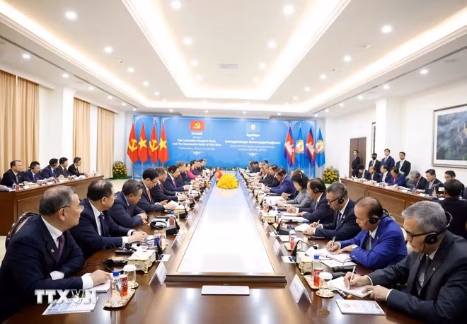 Tổng Bí thư Tô Lâm và Chủ tịch Đảng Nhân dân Campuchia Hun Sen đồng chủ trì Hội đàm song phương giữa Đảng Cộng sản Việt Nam và Đảng Nhân dân Campuchia. (Ảnh: Thống Nhất/TTXVN)