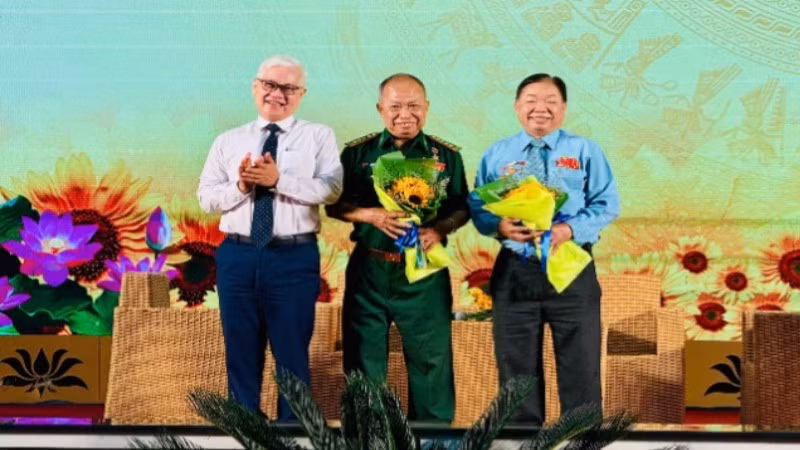 Đồng chí Nguyễn Văn Lợi, Trưởng đoàn Đại biểu Quốc hội Thành phố Hồ Chí Minh tặng hoa tri ân Anh hùng Lực lượng vũ trang Đoàn Văn Thái (đứng giữa) và Anh hùng Lực lượng vũ trang Ngô Tùng Chinh (bên phải).