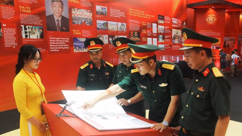 Đoàn cán bộ, sĩ quan Sư đoàn 3 (Quân khu 1) trải nghiệm đọc sách điện tử tại Triển lãm. (Ảnh: Báo Nhân Dân)