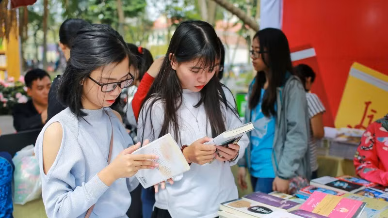 Bằng nhiều kênh truyền thông trên không gian mạng, các gian hàng tại ngày hội sách thu hút nhiều độc giả. (Ảnh THẾ ĐẠI)