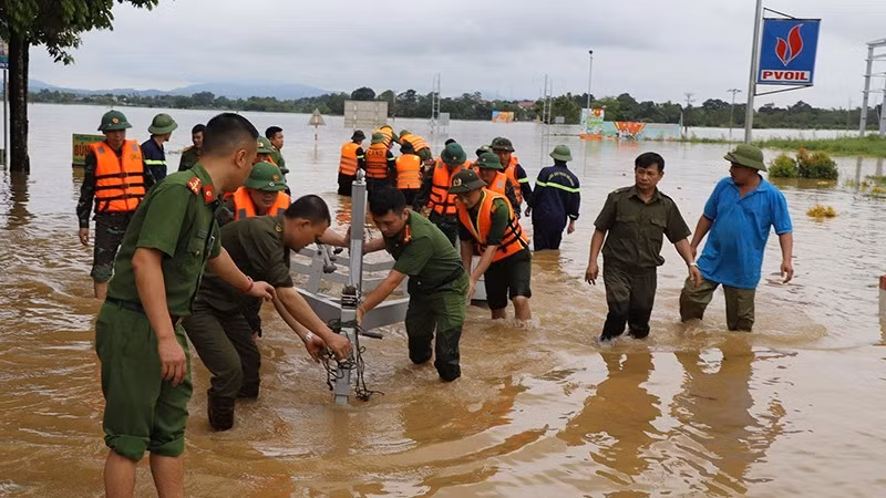 Công an Thanh Hóa hạ thủy phương tiện phục vụ cứu hộ, hỗ trợ di chuyển an toàn qua vùng ngập nước.