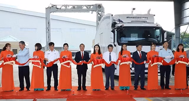 cuc-hai-quan-tinh-binh-duong-thuc-hien-nghi-thuc-khanh-thanh-dia-diem-kiem-tra-hang-hoa-tap-trung-co-trang-bi-may-soi-container.jpg