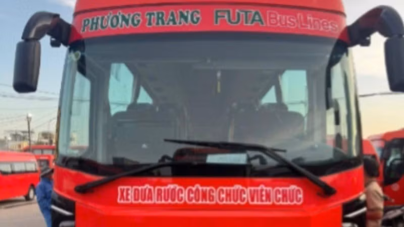 Phương tiện tổ chức vận chuyển cán bộ, công chức, viên chức và người lao động.
