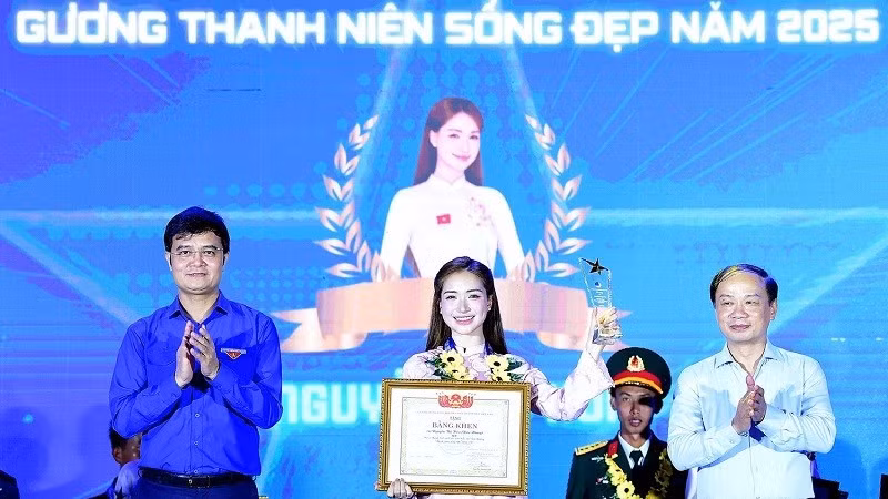Ca sĩ Hòa Minzy nhận Giải thưởng "Thanh niên sống đẹp" năm 2025. (Ảnh: XUÂN TÙNG)