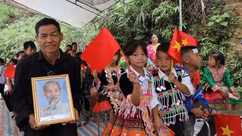 Niềm vui của người dân bản Nặm Chan 1, bản Pơ Mu khi có dòng điện quốc gia về bản.
