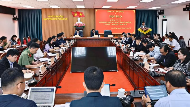 Quang cảnh họp báo thông tin về Đại hội đại biểu Đảng bộ tỉnh Lâm Đồng lần thứ I.