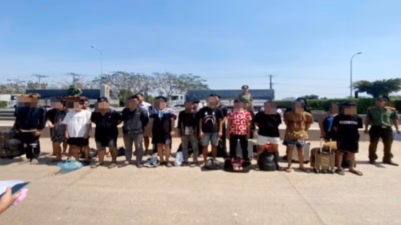 Công dân Việt Nam được phía Campuchia trao trả. (Ảnh: Báo Nhân Dân)
