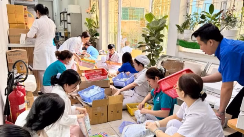 Nhân viên y tế chuẩn bị túi thuốc gia đình. (Ảnh: Sở Y tế)