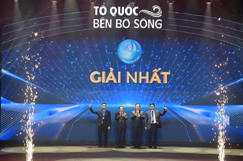 Trưởng Ban Tuyên giáo và Dân vận Trung ương Nguyễn Trọng Nghĩa và Đại tướng Trịnh Văn Quyết, Chủ nhiệm Tổng cục Chính trị Quân đội nhân dân Việt Nam trao giải Nhất cho các tác giả đoạt giải. (Ảnh: ĐÔNG HÀ)