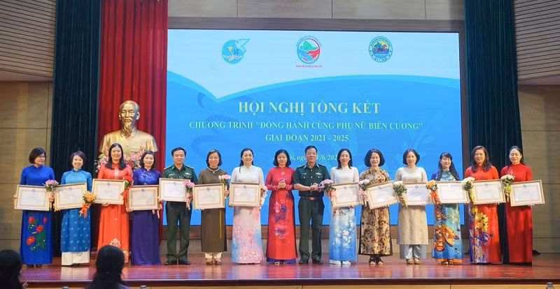 Lãnh đạo Hội Liên hiệp Phụ nữ Việt Nam và Thủ trưởng Bộ Tư lệnh Bộ đội Biên phòng trao tặng Bằng khen cho tập thể, cá nhân có thành tích nổi bật trong chương trình "Đồng hành cùng phụ nữ biên cương", giai đoạn 2021-2025. (Ảnh: DUY KHIÊM)
