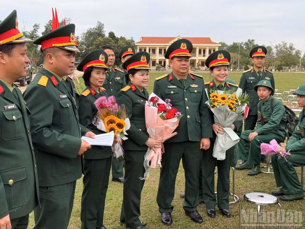 Đại tá Nguyễn Mạnh Cường, Sư đoàn trưởng Sư đoàn 325 cùng đại diện các tổ chức quần chúng động viên chiến sĩ mới.