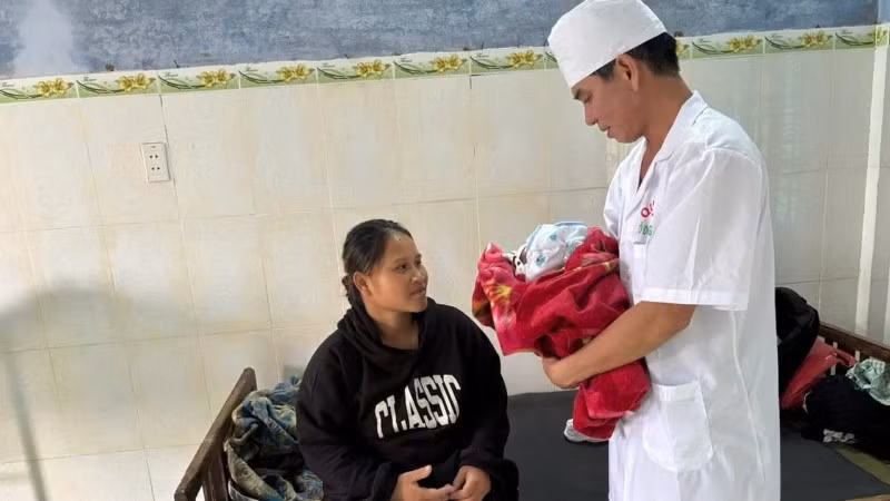 Trung tá Trần Minh Vũ và hai mẹ con sản phụ Hồ Thị Chơn.