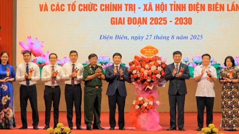Các đồng chí lãnh đạo Tỉnh ủy, Hội đồng nhân dân, Ủy ban nhân dân tỉnh Điện Biên tặng hoa, chúc mừng hội nghị điển hình tiên tiến lần thứ nhất của Ủy ban Mặt trận Tổ quốc Việt Nam và các tổ chức đoàn thể tỉnh Điện Biên.
