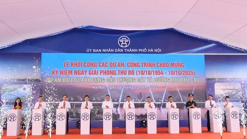 Các đại biểu thực hiện nghi thức khởi công cầu Thượng Cát.
