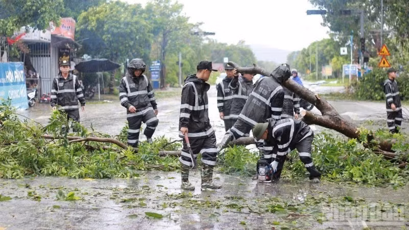 Cán bộ, chiến sĩ Trung đoàn Cảnh sát Cơ động Bắc Trung Bộ tích cực tham gia khắc phục hậu quả bão số 5. (Ảnh: Báo Nhân Dân)