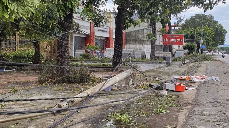 Cột điện cùng dây dẫn điện ở phường Nghi Sơn, tỉnh Thanh Hóa bị gãy, đổ.