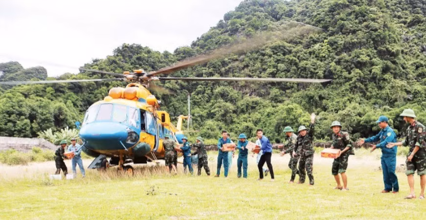 Bốc dỡ hàng cứu trợ tại sân vận động xã Con Cuông.