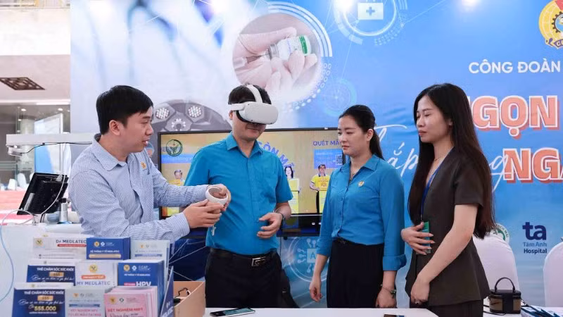 Người dân trải nghiệm một số công nghệ và sáng kiến tại Triển lãm “Ngày hội sáng tạo - khát vọng vươn mình”. (Ảnh HẢI NGUYỄN)