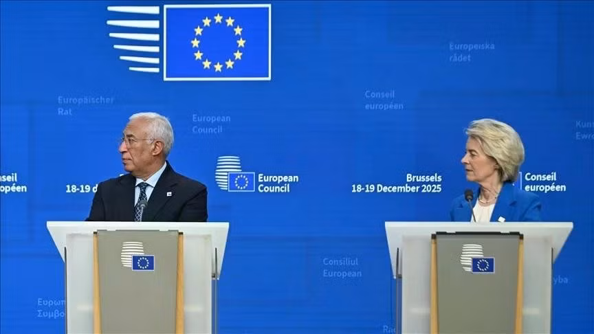 Chủ tịch Ủy ban châu Âu (EC) Ursula von der Leyen (phải) và Chủ tịch Hội đồng châu Âu Antonio Costa. (Ảnh: TTXVN)