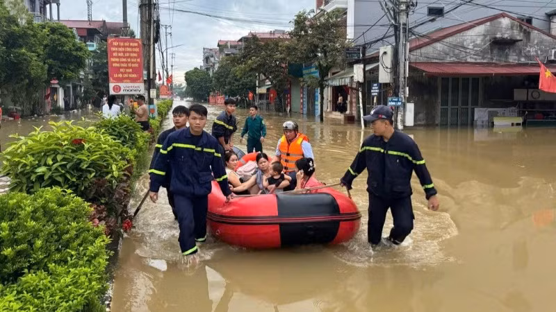 Phòng Cảnh sát phòng cháy chữa cháy và cứu nạn cứu hộ, Phòng Cảnh sát Cơ động, Công an tỉnh Lạng Sơn phối hợp với lực lượng Công an xã Thất Khê đưa người dân đến nơi an toàn.