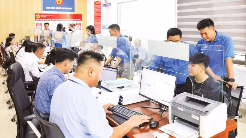 Hơn 130 đội hình tình nguyện của tuổi trẻ Nghệ An hỗ trợ người dân tiếp cận dịch vụ hành chính công.