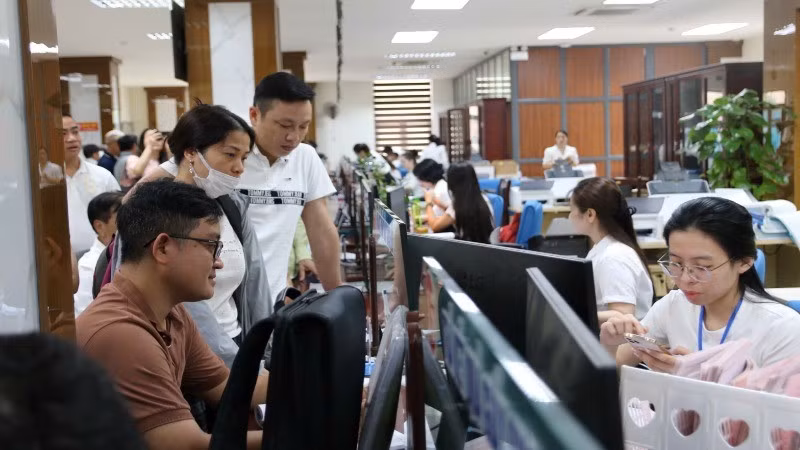 Người dân, doanh nghiệp đến giải quyết thủ tục hành chính tại Trung tâm phục vụ hành chính công phường Thành Vinh, tỉnh Nghệ An.