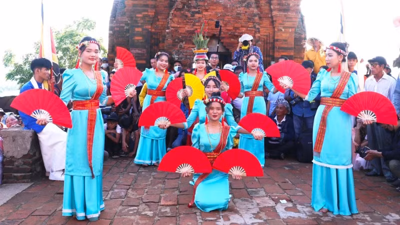 Thiếu nữ Chăm biểu diễn múa truyền thống.