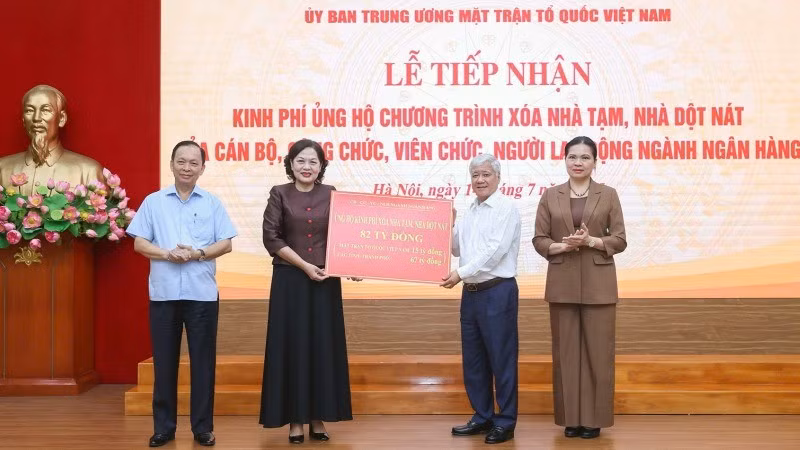 Đồng chí Đỗ Văn Chiến (thứ 2 từ phải sang) thay mặt Ban Thường trực Ủy ban Trung ương Mặt trận Tổ quốc Việt Nam tiếp nhận số tiền quyên góp 82 tỷ đồng.
