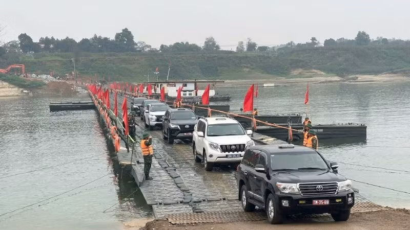 Cầu phao Đoan Hùng nối đôi bờ sông Lô bảo đảm việc đi lại của người dân trong dịp Tết Nguyên đán.