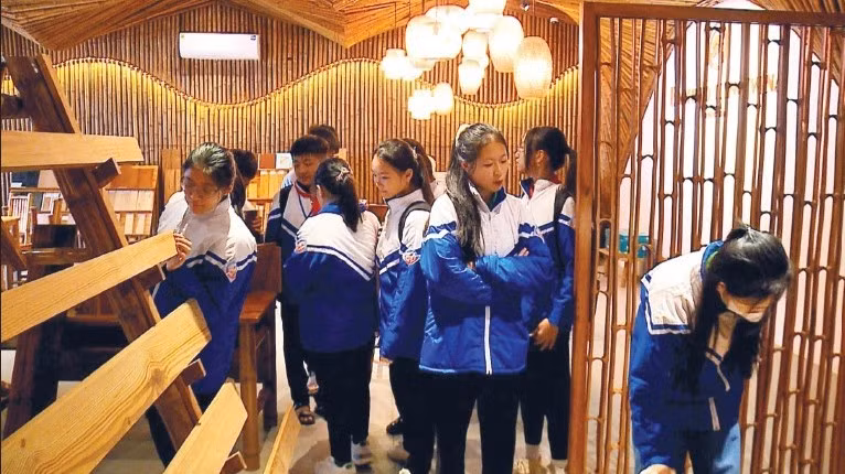 Học sinh Trường trung học cơ sở Linh Sơn, tỉnh Thanh Hóa thăm nhà máy sản xuất của Công ty cổ phần Bamboo King Vina.