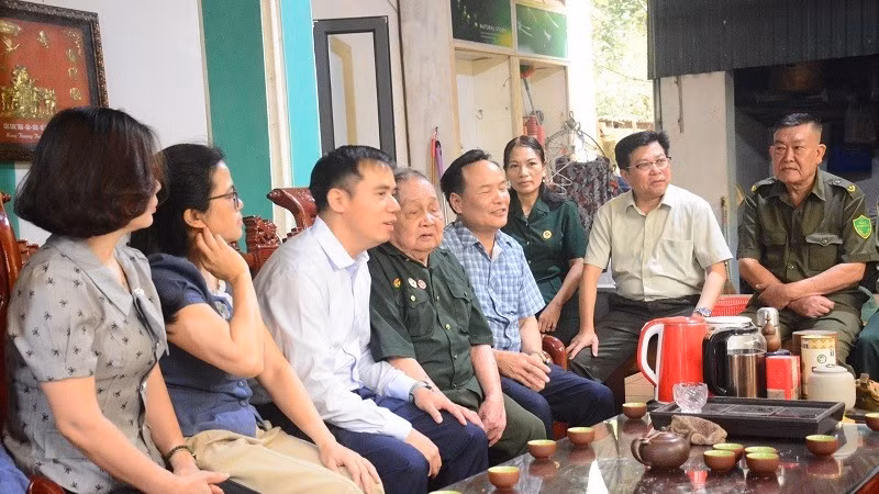 Ông Nguyễn Hữu Chấp (người thứ 4 từ trái sang) bày tỏ niềm vui khi có thêm một lần được góp sức xây dựng mảnh đất Điện Biên phát triển xứng đáng với tầm vóc "Chiến thắng Điện Biên Phủ lừng lẫy năm châu, chấn động địa cầu".