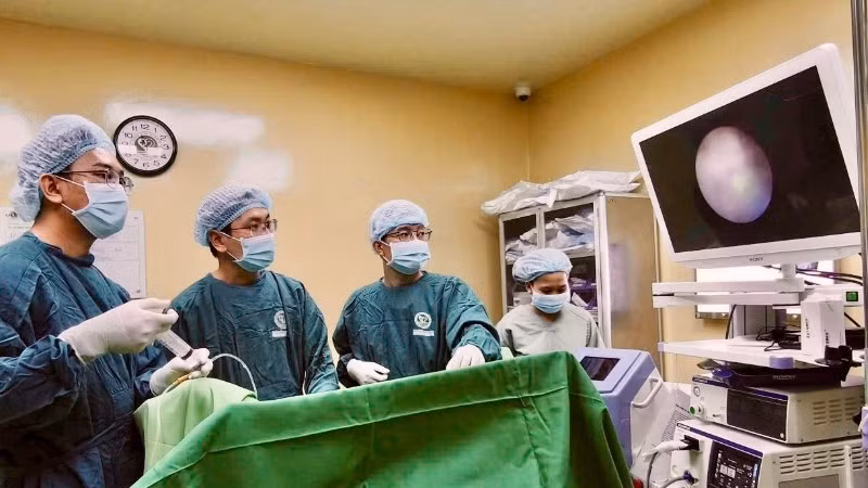 Ê-kíp bác sĩ Bệnh viện Lê Văn Thịnh vận hành hệ thống tán sỏi laser. 