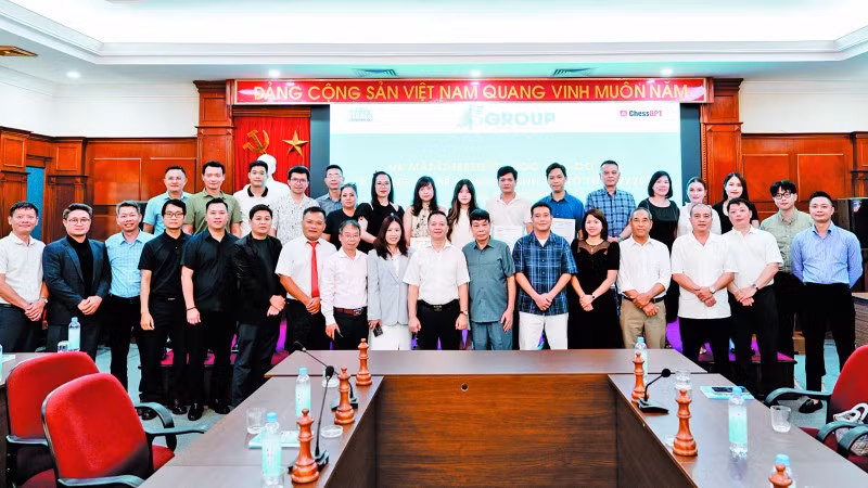 Các kiện tướng, đại kiện tướng cùng đại diện một số đơn vị liên quan dự lễ ra mắt ChessGPT.