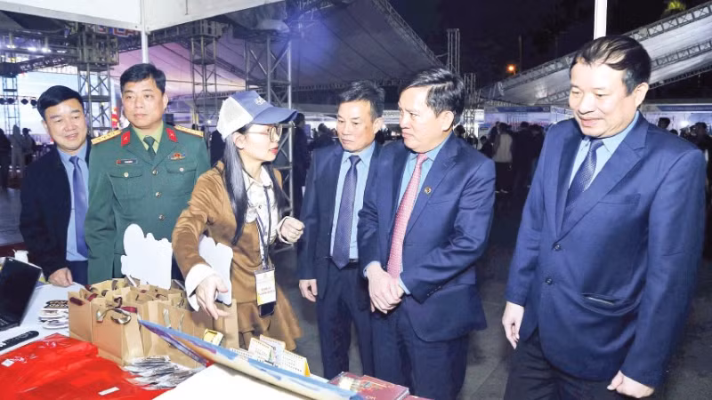 Lãnh đạo Liên đoàn Lao động thành phố Hải Phòng và các đại biểu thăm các gian hàng tuyển dụng tại Ngày hội Việc làm lần thứ nhất năm 2025. (Ảnh: PHẠM CƯỜNG) 