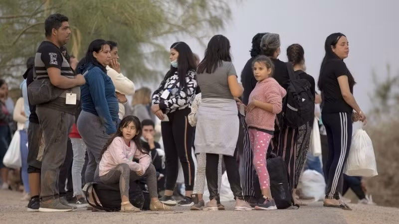 Những người di cư xin tị nạn chờ lên xe buýt tại một trạm kiểm soát ở Eagle Pass, bang Texas, Mỹ, ngày 10/10/2022. (Ảnh: Xinhua) 