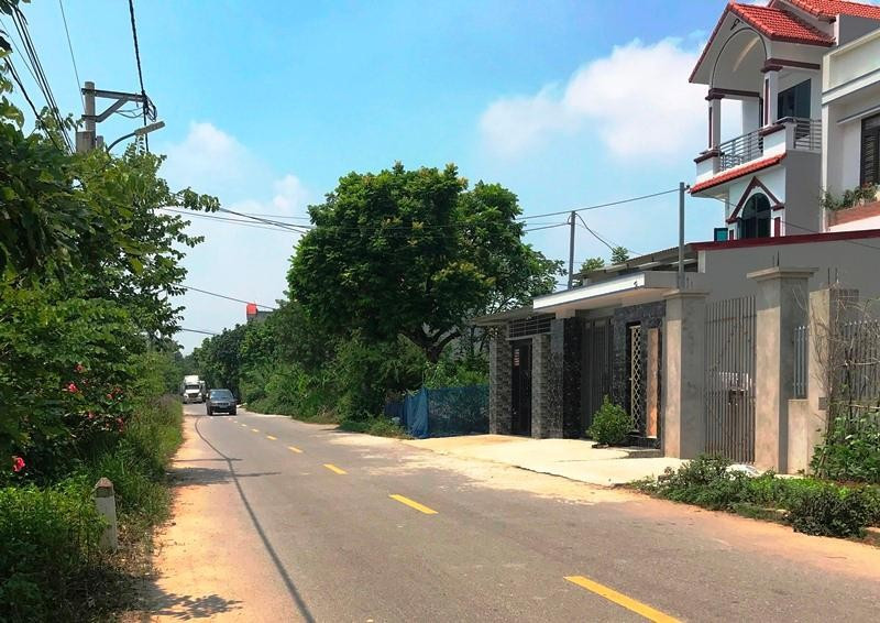 Tuyến đường liên xã qua địa bàn xã Đồng Phú (huyện Chương Mỹ, thành phố Hà Nội) - xã vừa được công nhận đạt chuẩn nông thôn mới nâng cao. (Ảnh: MINH VÂN)