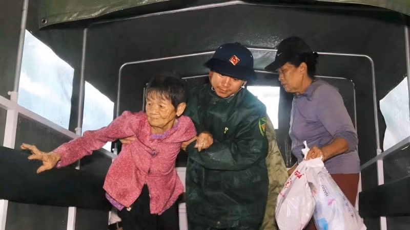 Phường Cửa Lò (Nghệ An) khẩn trương sơ tán người dân đến nơi an toàn trước bão số 5.