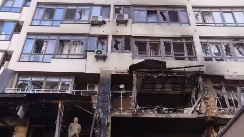 Một tòa nhà bị hư hỏng tại quận Shevchenkivskyi ở Thủ đô Kiev, Ukraine ngày 21/7/2025. (Ảnh: THX/TTXVN) 